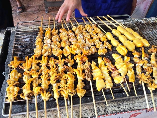 ร้าน หมึก ชิ้น ย่าง ร้านขายดีตลาดริมน้ำวัดศาลเจ้า