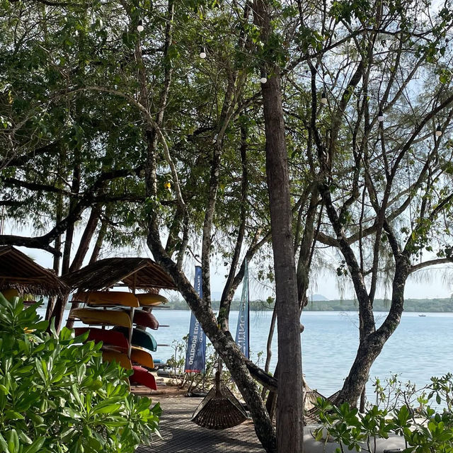 📍 The PlayYard Phuket – คาเฟ่ริมทะเลสไตล์แคมป์ปิ้