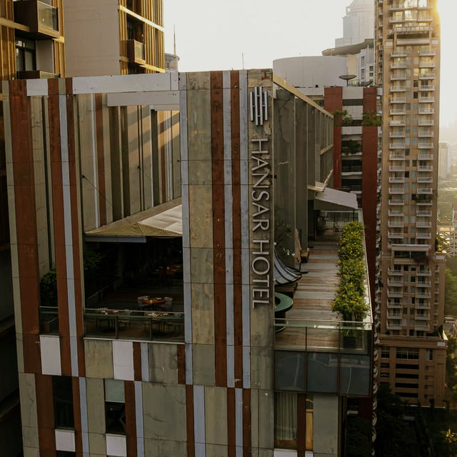 Organic Elegance and Urban Stillness