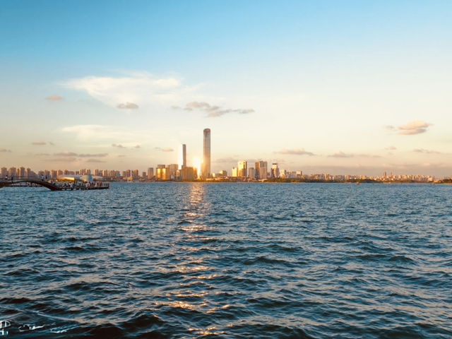 Experiencing the Dreamy and Romantic Jinji Lake Nightscape Experiencing the Dreamy and Romantic Jinji Lake Nightscape