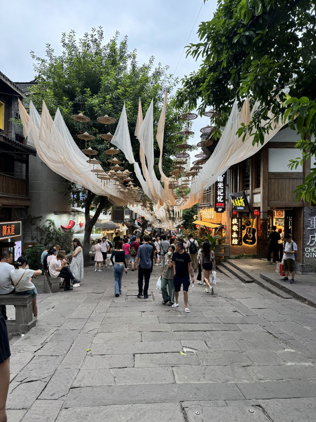 十八梯: Chongqing’s Ultimate Mix of Culture, Shopping, and Sips 🎭🛍️