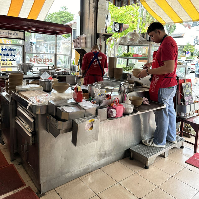 🥢 ข้าวซอยไก่เข้มข้นที่ร้านเนื้อตุ๋นรสเยี่ยมนิมมาน
