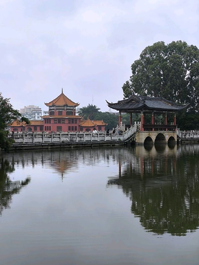 Nanhu Park walk🌳 on a cloudy day ☁️ Nanhu Park walk🌳 on a cloudy day ☁️