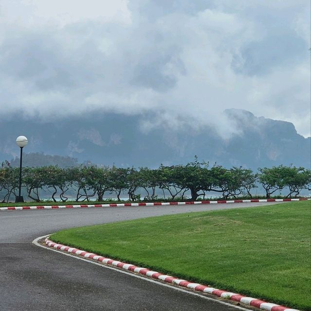 ณ  เขื่อนเชี่ยวหลาน ณ  เขื่อนเชี่ยวหลาน