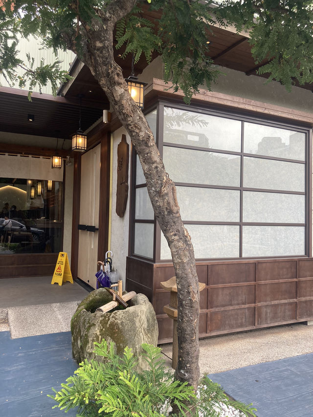 很有氣氛的日式建築用餐環境～