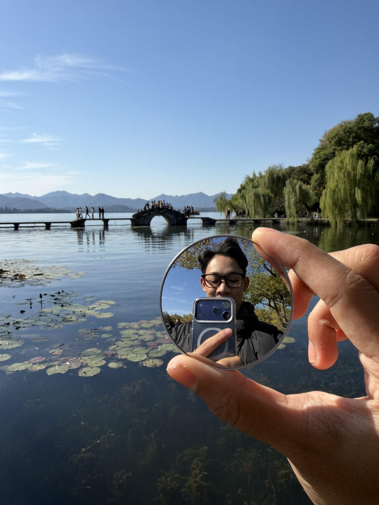 📍Hangzhou is a peaceful city that blends traditional culture with modernity. It's an easy and safe destination to explore, with friendly locals. Getting around is very convenient using the DiDi app, which offers quick and affordable rides. Alternatively, you can rent a bike to explore the city.

📍Must-visit spots include West Lake (西湖) and Leifeng Pagoda (雷峰塔), famously associated with the Legend of the White Snake. You can take a leisurely stroll around West Lake, which offers numerous picturesque photo spots. Some viewpoints provide stunning views of the lake and Leifeng Pagoda, reminiscent of scenes from Chinese films. Visiting during sunset is especially breathtaking, with the orange hues creating a magical atmosphere.

📍Another recommended site is Lingyin Temple (灵隐寺), an ancient Buddhist temple with a history of 1,600 years. Surrounded by tree-covered hills, it houses many Buddhist relics and carvings, offering a serene and shaded environment.

In the evening, you can visit Hubin Yintai (in77), a shopping mall located near West Lake, featuring a variety of stores. For those who enjoy night markets, Wulin Night Market (武林夜市) or Hefang Street (河坊街), a historic pedestrian street, are great options to explore.