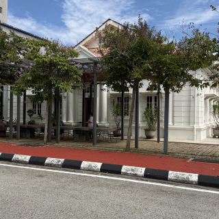 หนึ่งในคาเฟ่ที่สวยที่สุดในกวนตัน LUTH Cafe ที่ให้ความรู้สึกเหมือนอยู่ในหอศิลป์