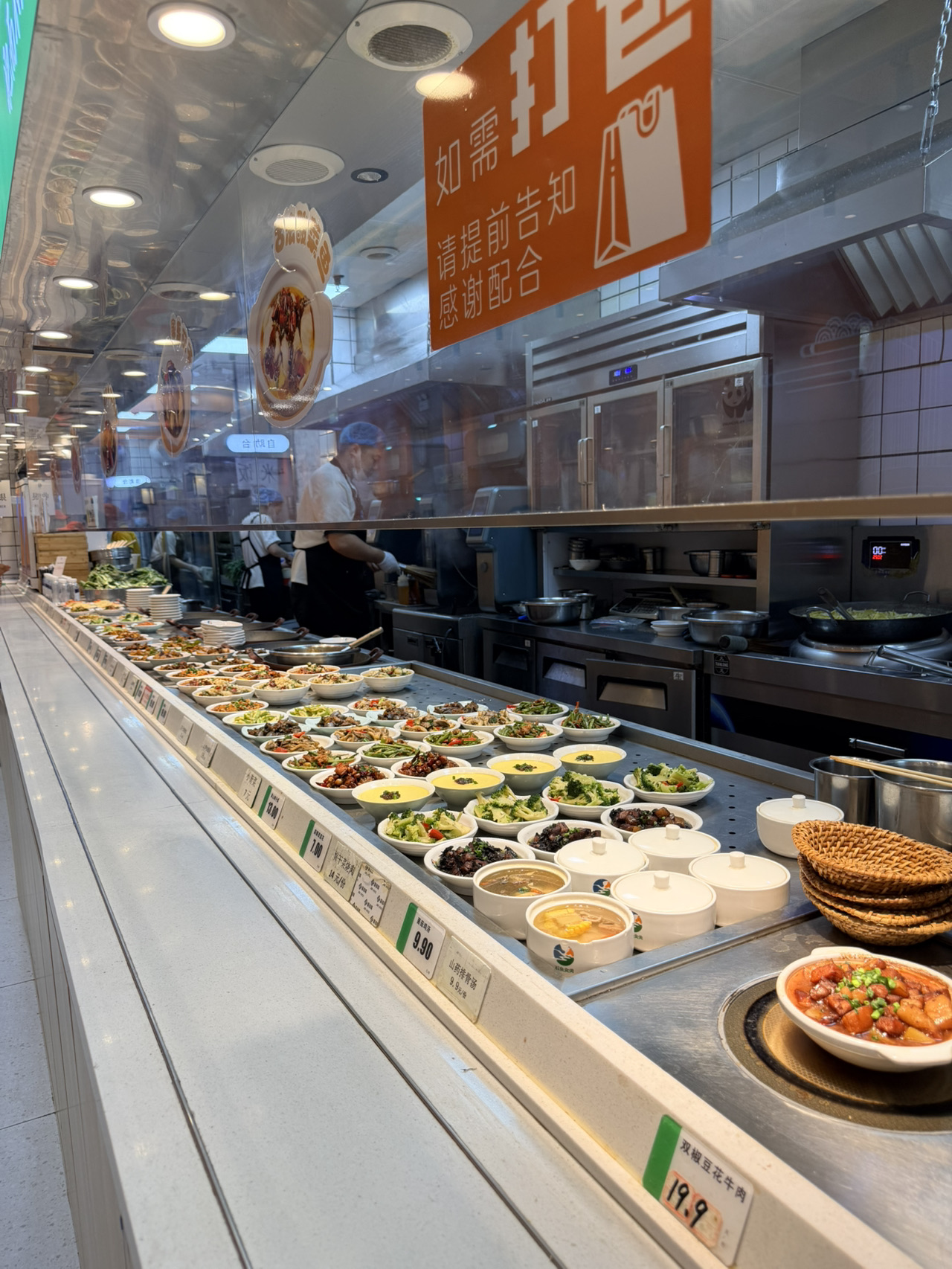 I found the perfect spot for when you want to try a little bit of everything ♡
The 1st floor serves light bites like noodles,
while the 2nd floor features an endless lineup of Chinese dishes!
Being able to fully enjoy
white rice and Chinese food together is a major plus!
There are so many kinds of dishes on display,
and everything looks so good that it's hard to choose~
Plus, white rice is unlimited and free!
The food goes so perfectly with rice that
before I knew it, I had gone back for multiple refills (lol).
For those who want to sample a variety of dishes little by little,
this place is highly recommended ♡
📍Shiquan Shimei · Xianchao Fast Food (Beidajie Branch)
430m walk from Exit A (Northwest), Zhonglou (Bell Tower) Subway Station
Business Hours: 6:00 AM - 10:00 PM