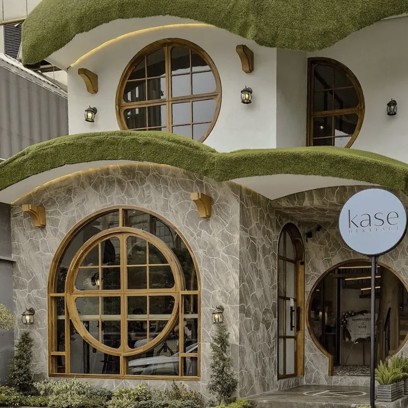 Mencari kafe yang menyajikan kopi nikmat, makanan lezat, dan suasana yang menenangkan? Kase Café di Jakarta Selatan adalah sebuah 'hidden gem' yang wajib masuk dalam daftar café-hopping kamu. Desain minimalis modern, suasana yang hangat, serta penataan makanan yang estetik menjadikannya tempat favorit untuk brunch, kencan sambil ngopi, ataupun kumpul-kumpul di akhir pekan.

Saat berkunjung ke sana, saya langsung jatuh cinta dengan suasananya yang tenang dan pelayanannya yang ramah. Setiap sudut kafe ini didesain dengan sangat apik, sementara makanan dan minumannya tidak hanya memuaskan lidah tapi juga sangat fotogenik. Baik kamu datang bersama teman atau sekadar mencari tempat yang damai untuk bersantai, Kase Café menawarkan pengalaman yang lebih dari sekadar makanan enak.

📍 Kase Café
Alamat: Jl. Cikajang No. 48, Petogogan, Kebayoran Baru, Jakarta Selatan, Indonesia.

🕒 Jam Operasional: Setiap hari, 08.00 – 22.00 WIB

🚗 Cara ke Sana
· Sekitar 20–30 menit berkendara dari Jakarta Pusat (tergantung kondisi lalu lintas).
· Cara termudah adalah dengan menggunakan Grab atau Gojek. Kamu juga bisa naik MRT ke Stasiun Blok A, lalu dilanjutkan dengan perjalanan sekitar 5 menit.

💰 Rata-rata Pengeluaran: Rp150.000–Rp250.000 per orang

🍽️ 5 Menu Makanan & Minuman Andalan yang Wajib Dicoba
1️⃣ Truffle Scrambled Eggs – Rp85rb–95rb
2️⃣ Chicken Katsu Sando – Rp80rb–95rb
3️⃣ Creamy Truffle Pasta – Rp95rb–120rb
4️⃣ Iced Kase Latte – Rp45rb–55rb
5️⃣ Burnt Cheesecake – Rp55rb–65rb

📸 Spot Foto Terbaik
✨ Pintu masuk kafe yang minimalis
✨ Bar kopi dan konter terbuka
✨ Tempat duduk dekat jendela dengan pencahayaan alami
✨ Penataan makanan dan kopi yang cantik

💡 Tips Perjalanan
✔️ Datanglah pada pagi hari di hari kerja untuk suasana yang lebih tenang.
✔️ Tiba sebelum jam makan siang untuk menghindari keramaian.
✔️ Bawa kamera kamu, cahaya alaminya sangat sempurna untuk fotografi makanan.
✔️ Padukan kopi andalan mereka dengan hidangan penutup untuk pengalaman terbaik.

Kase Café menggabungkan kopi berkualitas, makanan yang nyaman di lidah, dan suasana yang stylish dengan sempurna, menjadikannya salah satu kafe terbaik di Jakarta Selatan. Jika kamu sedang menjelajahi Jakarta dan suka menemukan kafe-kafe hits, tempat ini jelas sangat layak untuk dikunjungi.