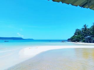 #夏日海灘之夜

準備好來一場悠閒的長灘島之旅了嗎? 🌴☀️ 亮點推薦:位於3號站的Cocoloco海灘度假村,這裡寧靜祥和的氛圍和迷人的海濱景色,讓您遠離長灘島熙熙攘攘的人群,盡享完美假期!

最佳住宿推薦:Cocoloco海灘度假村

📍 地址:Sitio Angol路

3號站是長灘島較為安靜祥和的區域,如果您想要享受寧靜,同時又希望方便前往餐廳、咖啡館和體驗水上運動,這裡將是您的理想之選。入住Cocoloco海灘度假村,您可以起床欣賞海景,然後直接步入沙灘。客房設施齊全,舒適無比:熱水壺、冰箱、沙灘傘、帶衣架的露台、沙灘巾、吹風機、空調——再加上綠意盎然的環保設計,令人倍感清新舒爽。度假村員工熱情友好,樂於助人,讓您賓至如歸。

💡 內行人提示:

· 早點去吃早餐,欣賞寧靜的海景(小撇步:菜單種類豐富,份量十足!)。

· 一些客人反映房間清潔頻率和浴室維護有待提高——建議您在入住時確認房間是否最近打掃過。

· 向工作人員諮詢當地的活動或美食推薦;他們通常知道一些鮮為人知的景點和優惠資訊。

出遊:

如果您想外出探索,長灘島的三輪車價格實惠,而且很有趣。住在3號站附近,可以輕鬆欣賞日落和漫步沙灘,但請記住,靠近2號站的地方可能會比較擁擠——所以最好待在度假村放鬆身心,避開人群。

美食:

您可以嘗試度假村的早餐,也可以探索附近的當地美食,品嚐新鮮的海鮮和菲律賓特色菜!

目的地須知:

攜帶現金以備小額消費。長灘島以陽光明媚而聞名,所以盡量輕裝出行——但別忘了帶上防曬霜和帽子。

#長灘島 #海灘度假村 #旅行貼士 #菲律賓 #trip.com