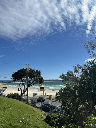 🌈 Gold Coast Hidden Gem: Rainbow Bay — Where I Forgot About Time 🌊🍺