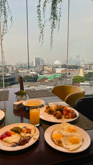 [Akomodasi Jakarta] Yello Hotel Pasar Baru: Kenikmatan Sarapan Luar Biasa dengan Pemandangan Landmark Ikonik