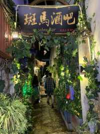 In the night of the ancient city of Lijiang, looking for romance or intimacy……