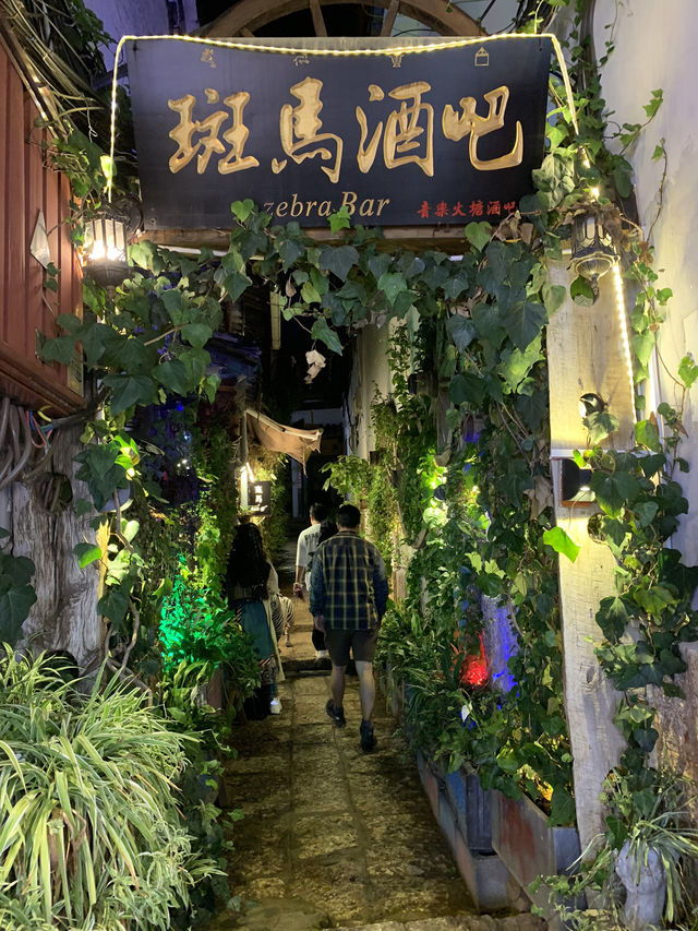 In the night of the ancient city of Lijiang, looking for romance or intimacy……