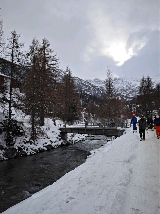 ❄️ Walking Through the Snow in the Swiss Alps 🏔️