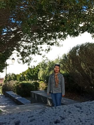 這裡為你奉上一些酷炫的旅行靈感🍷🌲:兩顆璀璨的明珠-維拉弗洛爾(特內裡費島的高海拔隱密勝地)。

維拉弗洛爾必遊景點:

· 漫步於古老的鵝卵石街道,拍攝古樸的教堂(你*絕對*會想拍張自拍📸——那裡的藍天美得令人窒息!)。

· 造訪當地的礦泉水,品嚐糕點-麵包店雖小,卻名不虛傳。

· 前往村莊外,參觀正宗的當地酒莊——大多數酒莊在傍晚開放品酒(想像一下:超級放鬆的氛圍,壯麗的松林景色)。

· 入住有水療中心的精品飯店,享受極致放鬆;其中一些飯店還能欣賞到山景。溫馨提示:海拔高意味著氣溫較低(有時甚至下雪!),所以即使在夏天也要帶件毛衣!

交通出遊:特內裡費島有可靠的巴士(查詢TITSA時刻表),但租車可以讓你在山村之間自由穿梭。聖艾居爾夫 (Saint-Aygulf) 建議步行或租自行車前往——海灘附近的停車位比較緊張。

旅遊小貼士:維拉弗洛爾 (Vilaflor) 比特內裡費島的大部分地區都要冷——記得多穿幾層衣服!

#特內裡費島探險 #維拉弗洛爾美景 #精明出遊 #tripdotcom