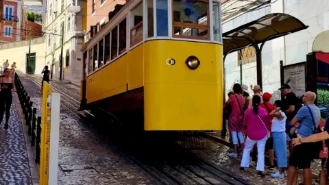 Lisbon’s Golden Core: Navigating the Hills, Historic Trams, and Grand Squares ☀️🚋🇵🇹 — traveler post in Almada