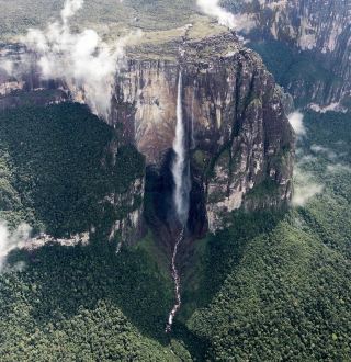 🇻🇪 Venezuela is a country where nature looks like a movie! 🌴✨ What's a must-see?