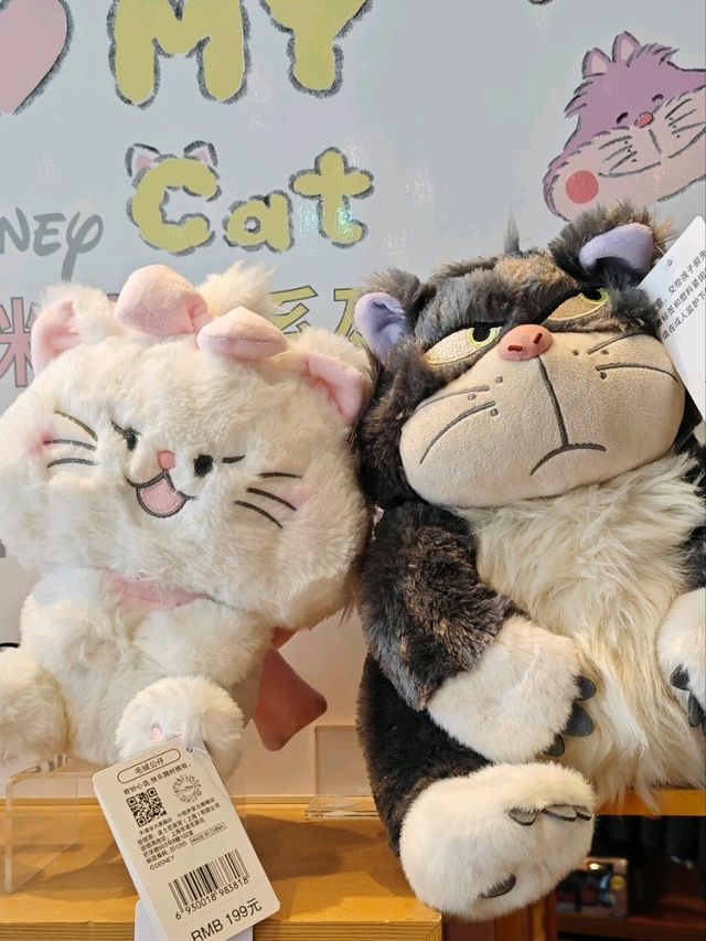 Heyyyy here we are at Disney Storeeee