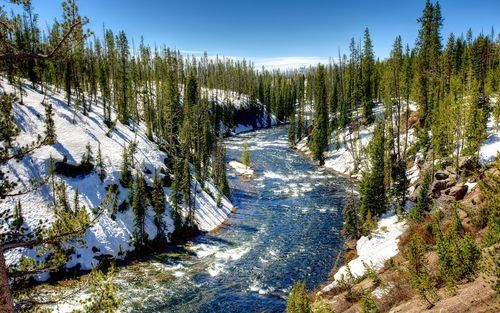 Yellowstone National Park | is the first national park in the world | is a famous tourist destination with a sense of responsibility.