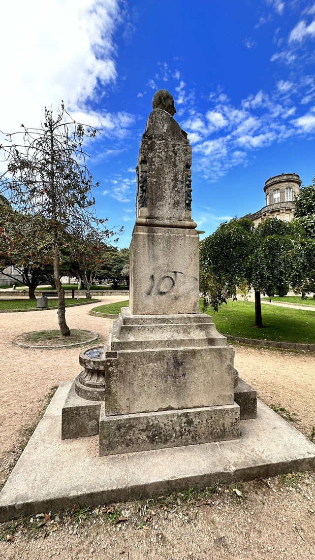 獻給政治家愛德華多·維森蒂的紀念碑Monumento a V