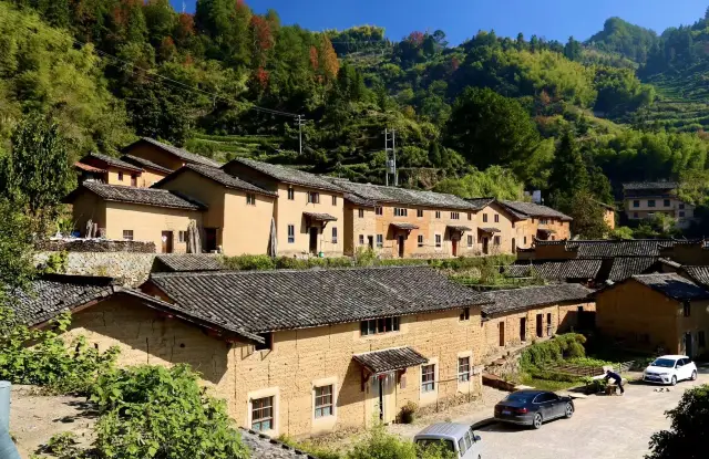 หมู่บ้านเล็ก ๆ ที่สวยงามในภูเขา