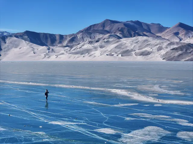 The blue ice and white sand lake in winter are breathtakingly beautiful