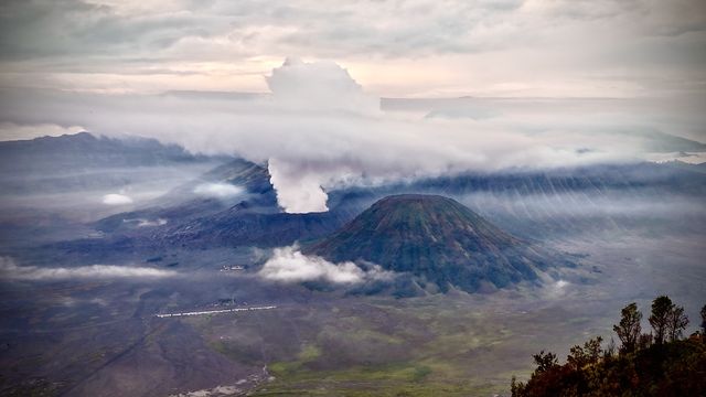 在Bromo火山迎接新年的第一道曙光