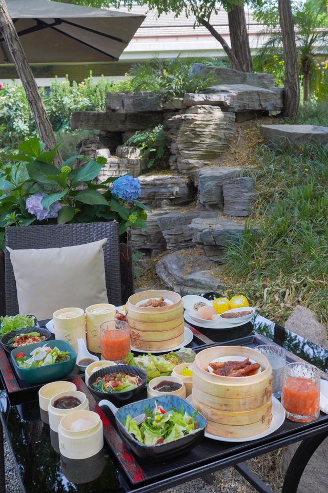 Enjoying breakfast with the alpaca🦙 and deer🦌 in the private hot spring estate within the fifth ring.