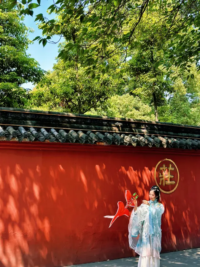 Spend the holiday in Chengdu's Wenshu Monastery area to experience the slow life