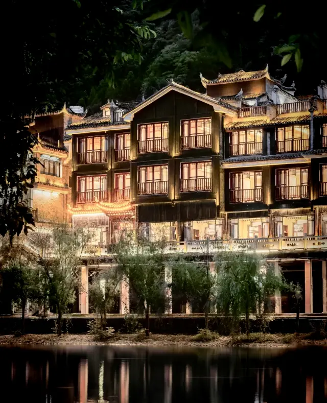 ที่เมืองโบราณฟิงหวง ริมแม่น้ำตัวเจียง ฉันได้พบกับห้องพักวิวแม่น้ำในฝันของฉัน