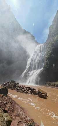 姚安大山裡的瀑布絕美景色，雲南最高瀑布三潭瀑布