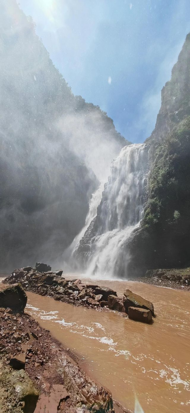 姚安大山裡的瀑布絕美景色，雲南最高瀑布三潭瀑布