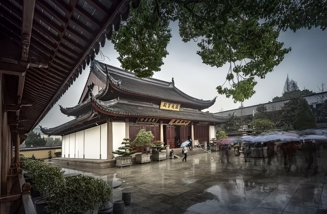 當金山下了雨，就美成了如詩如畫的“煙雨江南”
