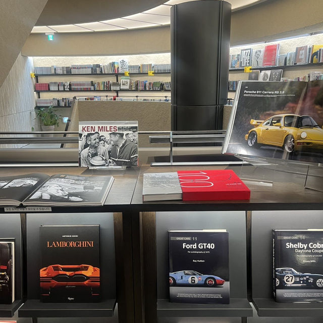 성인들의 놀이터 이태원 한남 북카페 그래픽 📚