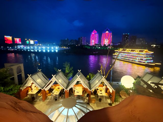 享受美食，欣賞霓虹江景，盡在湄南江景。