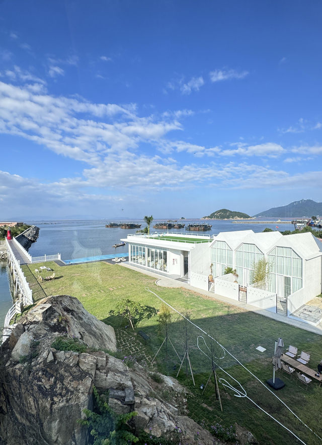 不在國外在南澳新晉絕美海景民宿（Live圖）||純白色的立體幾何建築 彷彿來到愛琴海 民宿背靠山。