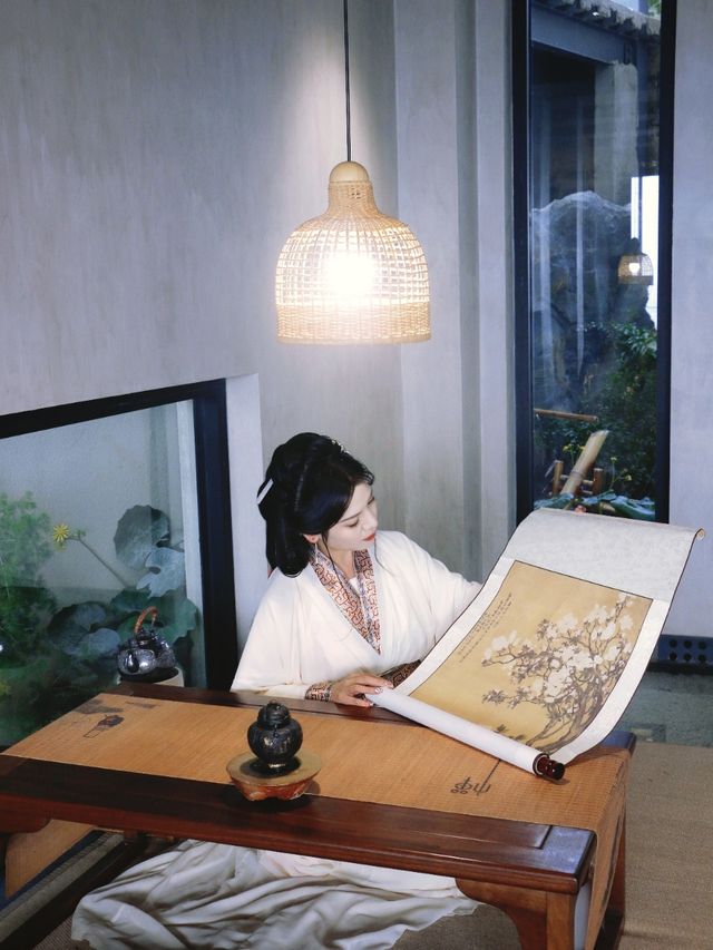 在與世隔絕的民宿拍戰國袍寫真。
