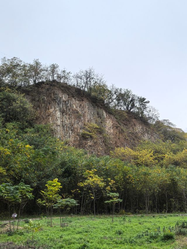 捺na山地質公園看看火山地質，最好挑選陽光明媚的日子。