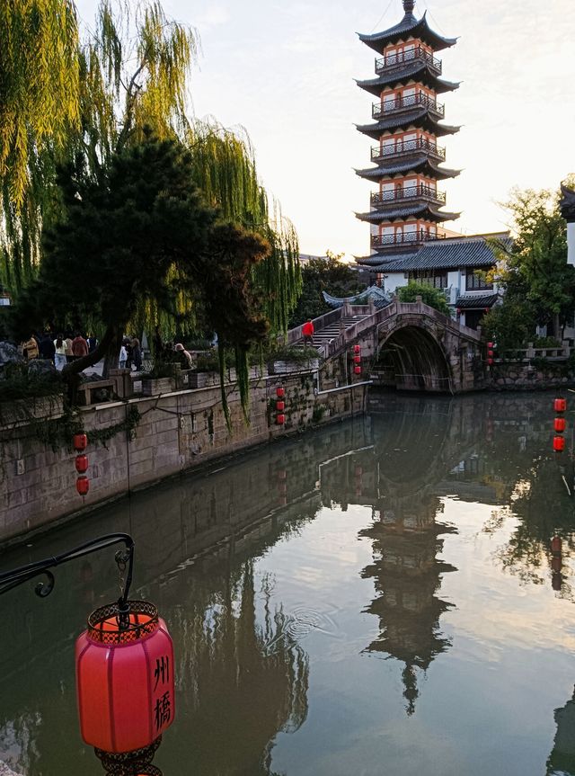 徜徉在夕陽初映的嘉定州橋老街上。