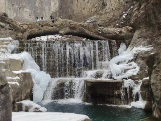 2-hour drive from Zhengzhou: A beautiful spring trip to Tongtian Gorge to see the melting snow. 