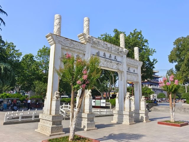 戶縣有座鐘鼓樓，半截插喺天裏頭