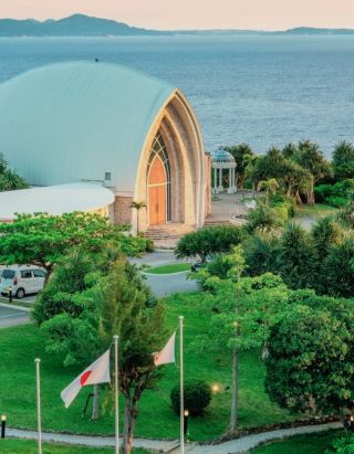 Break into the gentle embrace of Okinawa's jelly sea! Stay in a castle on the sea and start a lazy vacation mode!