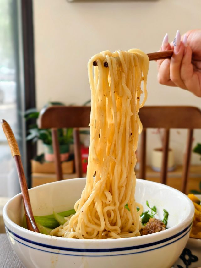 目前嚟講，呢間餐廳嘅牛肉餐同菜式都好正