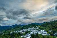 那風雲同遠山，咪就係夢入面嘅徽州老家囉