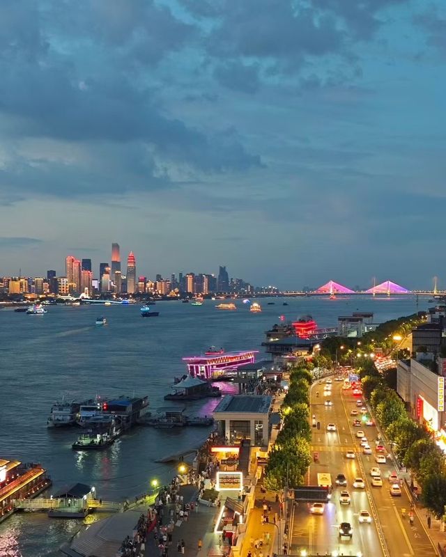 喺武大校園漫步,每一寸土地都散發住濃厚嘅文化底蘊。 喺武大校園漫步,每一寸土地都散發住濃厚嘅文化底蘊。