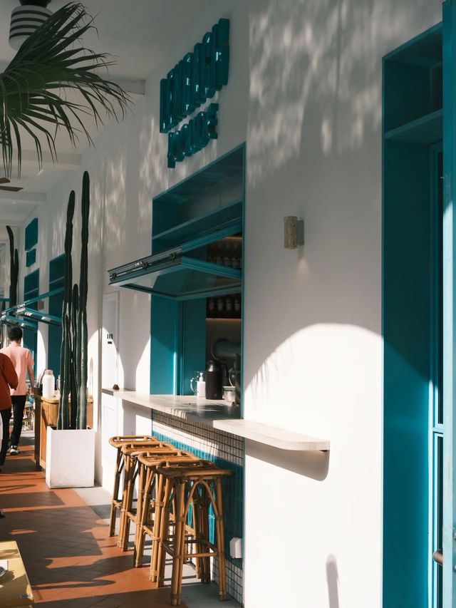 上海上生新所百年建築咖啡！海軍俱樂部泳池打卡，歐洲度假風滿分⛱️