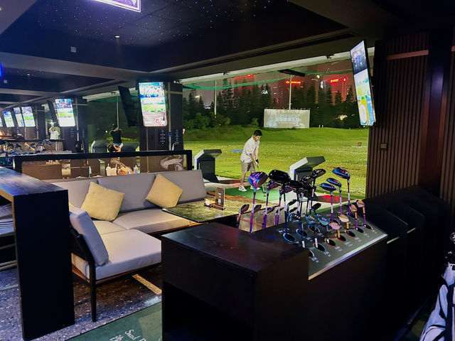 🏌️‍♂️高級到不像真的高爾夫練習場｜冷氣＋試打桿＋測距儀全都有