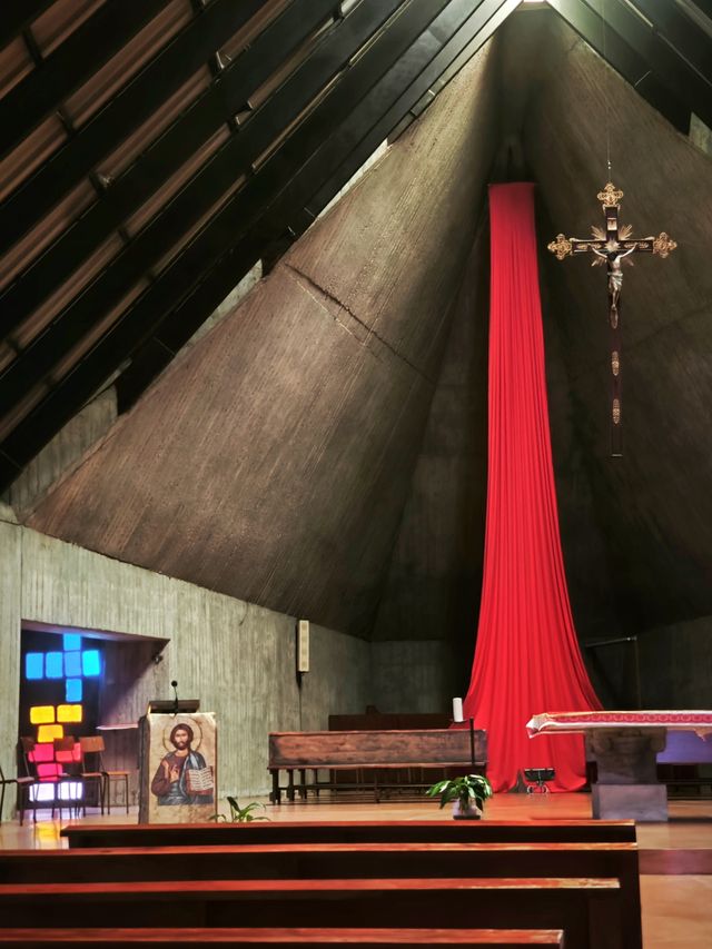 米蘭小眾粗野主義三角教堂 米蘭小眾粗野主義三角教堂