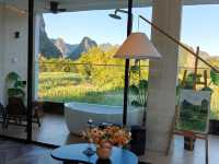 棲於明仕聚寶盆,一窗山水一窗福 推開門,喀斯特的青黛便撞進眼底——「畫山雲野Scenic山水度假